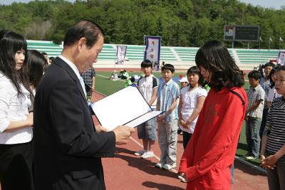 어린이들에게 상장을 수여하고 계시는 시장님3