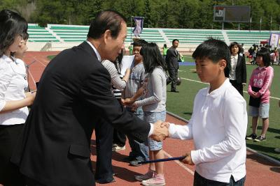 어린이들에게 상장을 수여하고 계시는 시장님2