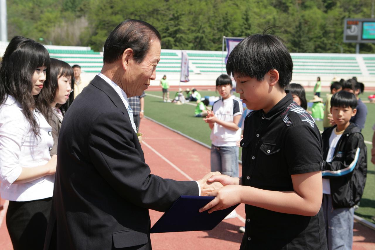 어린이들에게 상장을 수여하고 계시는 시장님2