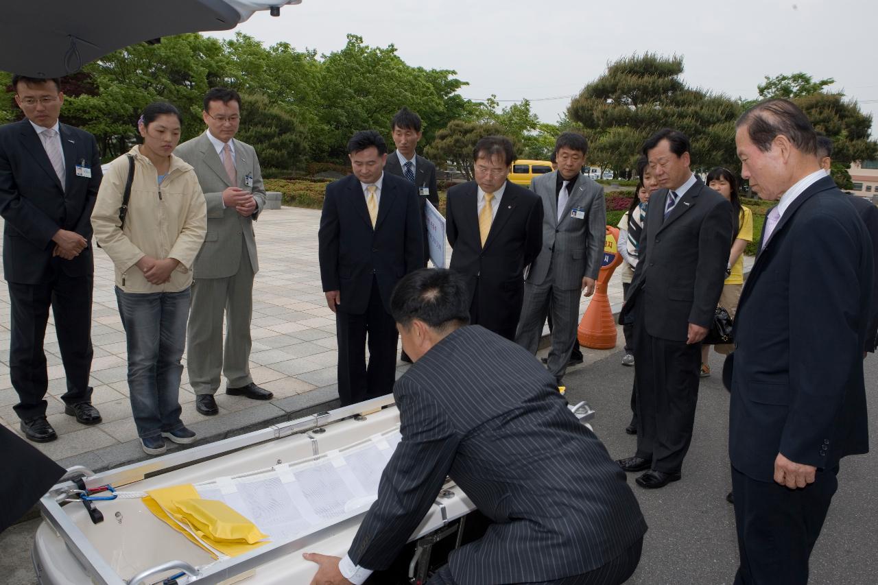 욕조를 밖에 놓고 설명하고 계신 관련인사와 듣고 계신 시장님4