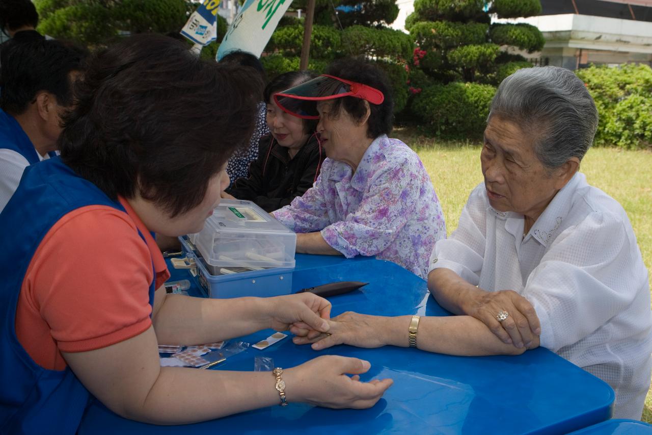 치료를 받고 계시는 어르신들