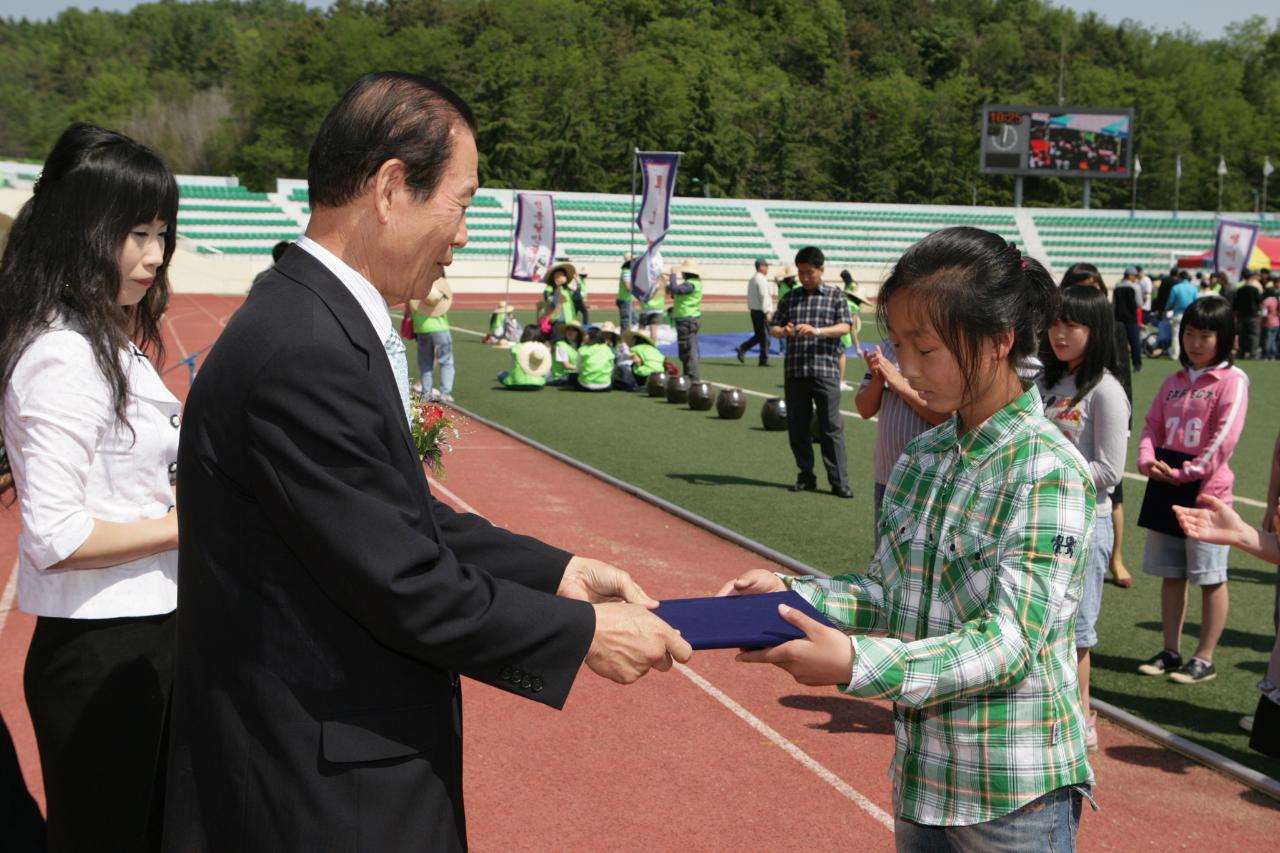 어린이들에게 상장을 수여하고 계시는 시장님18