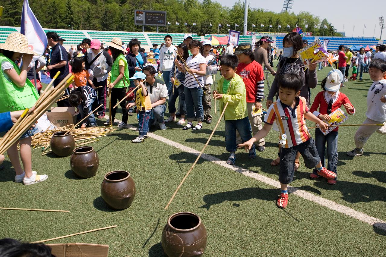 투호놀이를 하고 있는 아이들