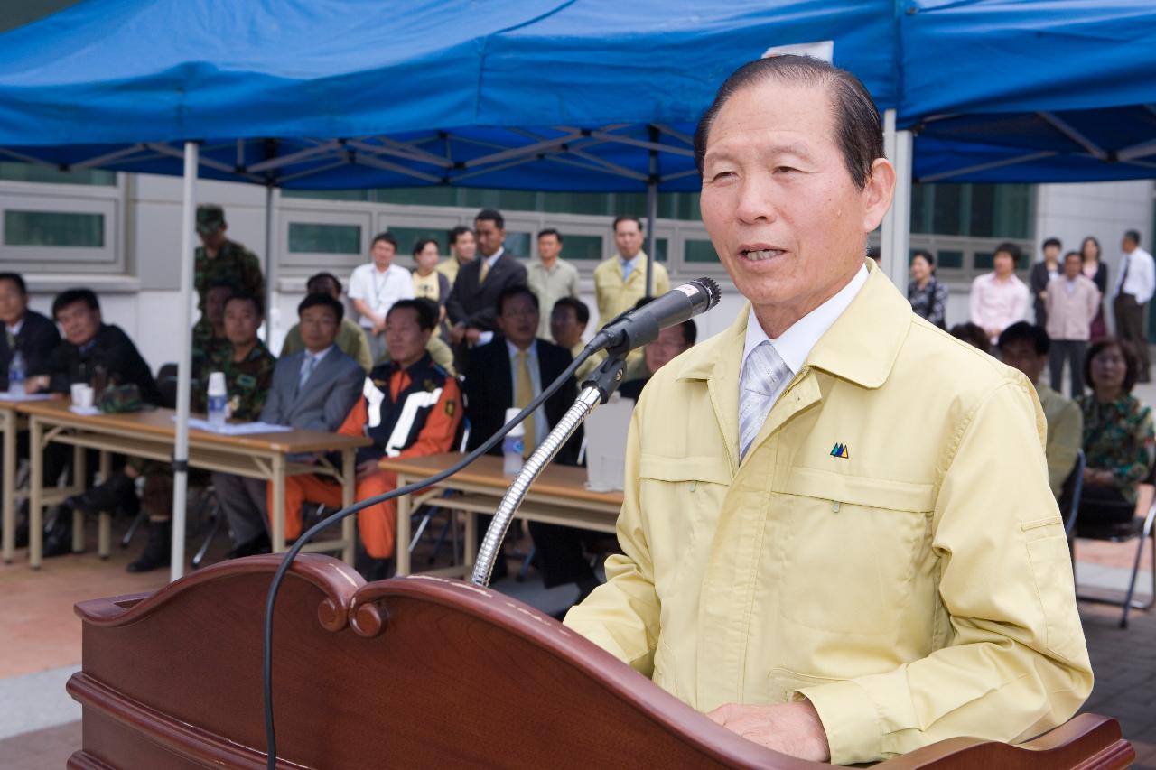 앞에 서서 말씀하고 계시는 시장님