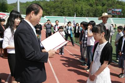 어린이들에게 상장을 수여하고 계시는 시장님1