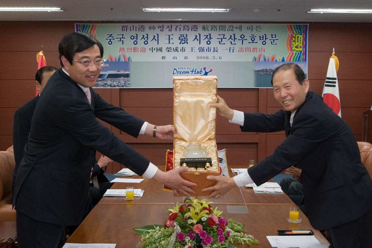 중국 영성시 시장님께서 가져온 선물을 함께 펼쳐보이고 있는 시장님