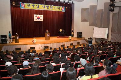 앞에 나와 격려사를 하고 계시는 시장님1