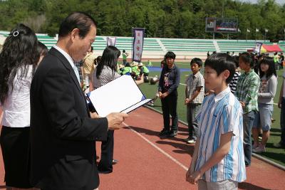 어린이들에게 상장을 수여하고 계시는 시장님14