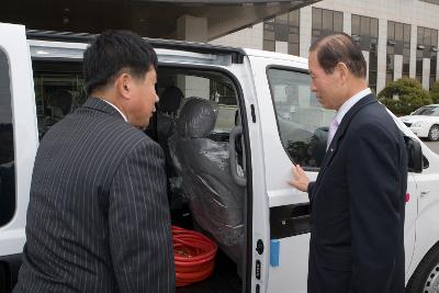 차 내부를 보고 계신 시장님과 설명하고 계신 관련인사