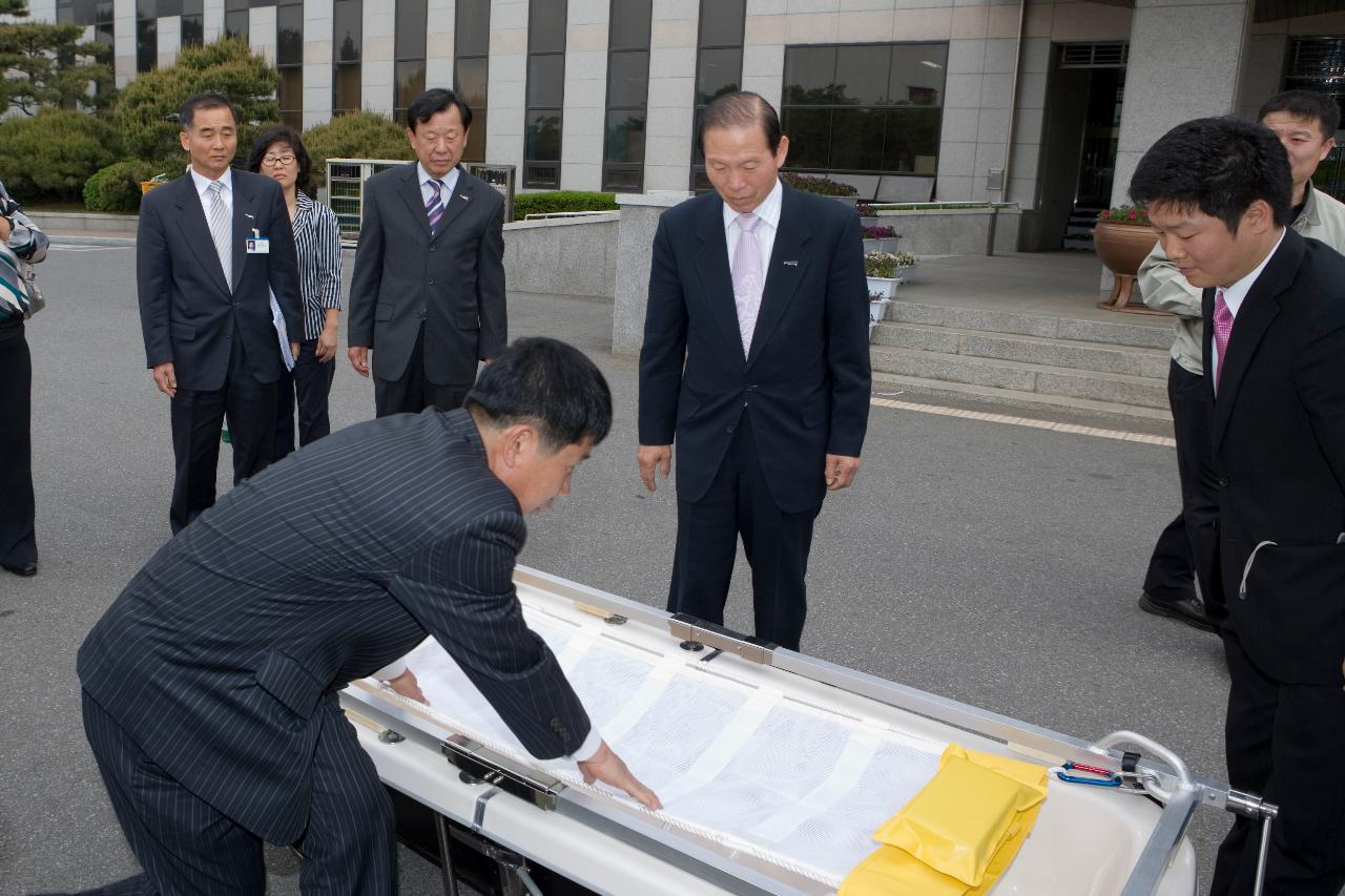 욕조를 밖에 놓고 설명하고 계신 관련인사와 듣고 계신 시장님1