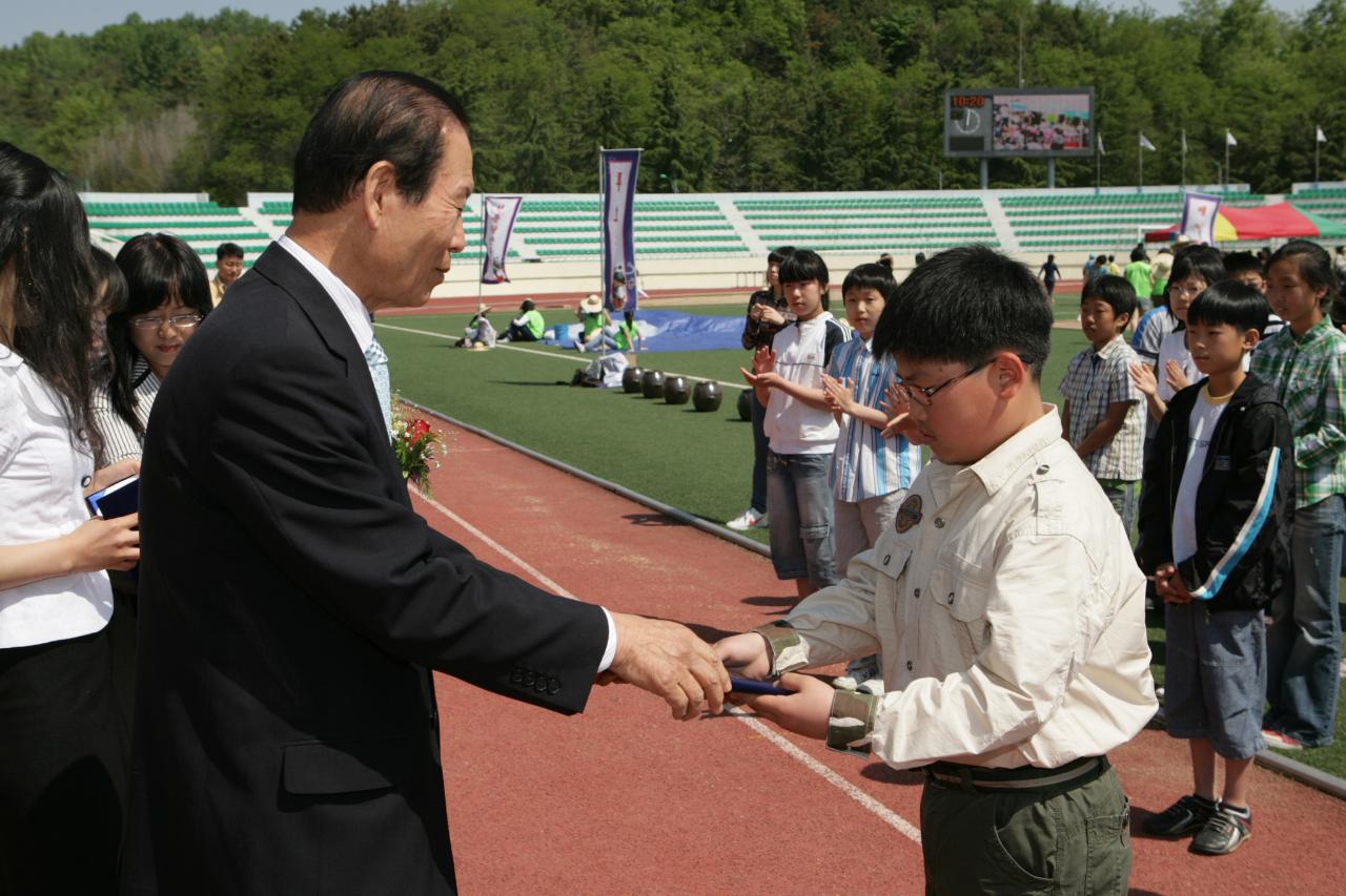 어린이들에게 상장을 수여하고 계시는 시장님10