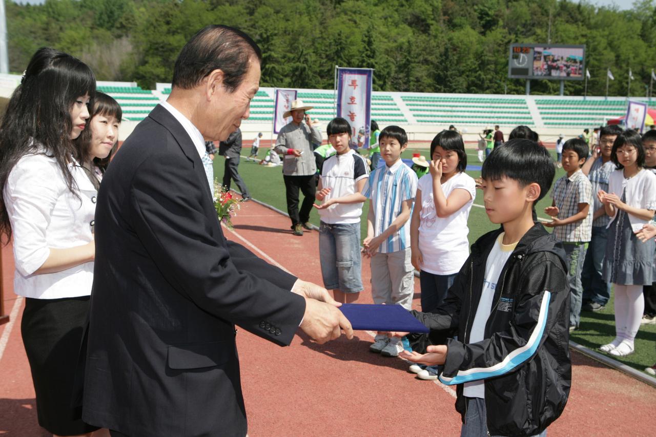 어린이들에게 상장을 수여하고 계시는 시장님11