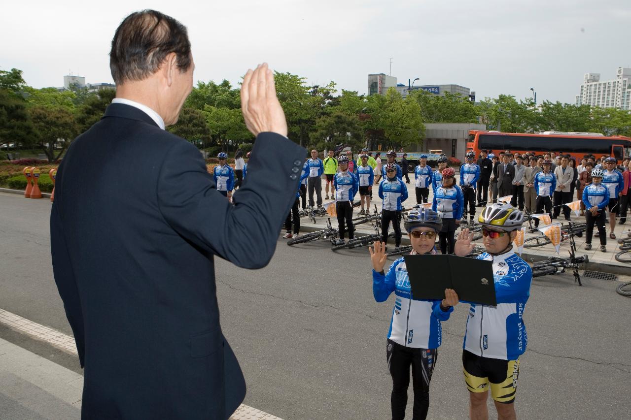 앞에 나와 선서문을 읽으며 선서하고 있는 홍보단 대표들과 시장님과 홍보단