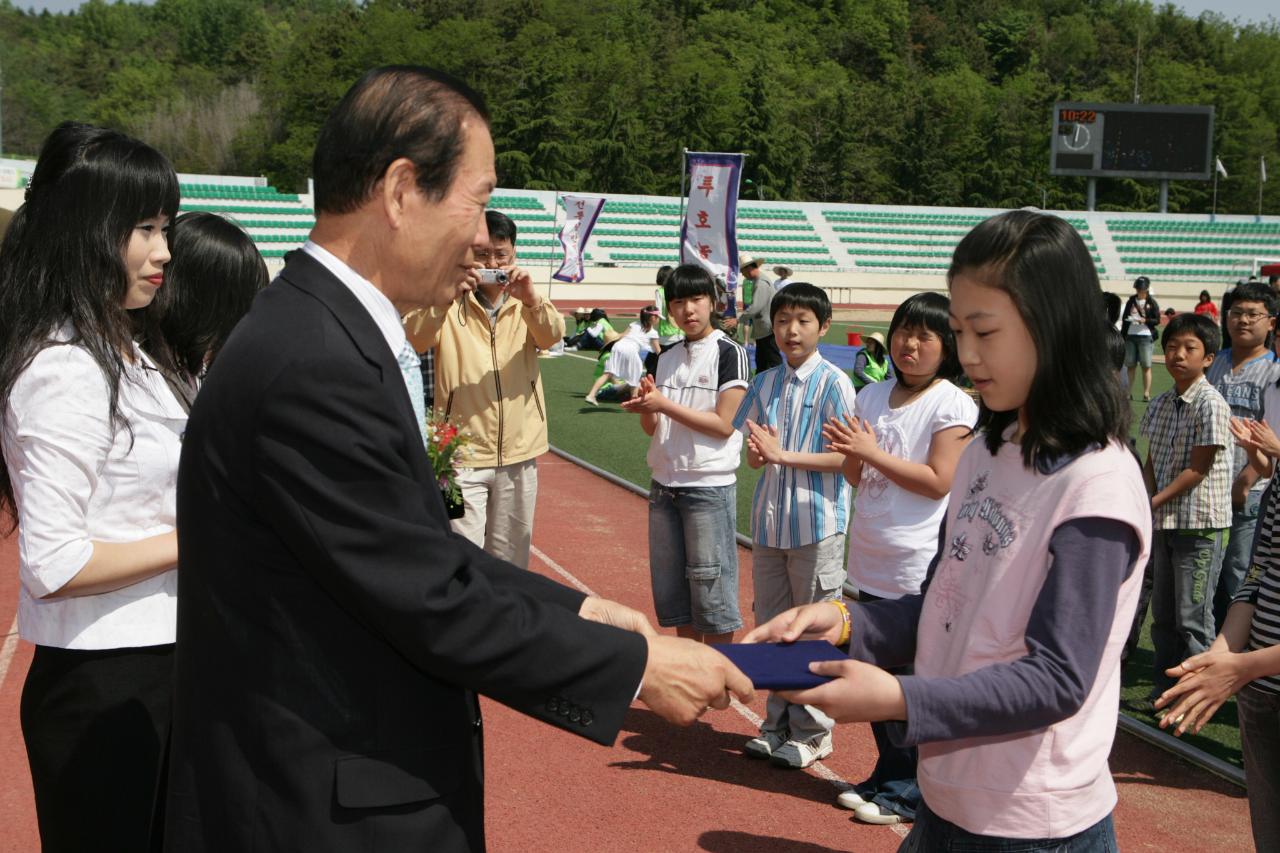 어린이들에게 상장을 수여하고 계시는 시장님7