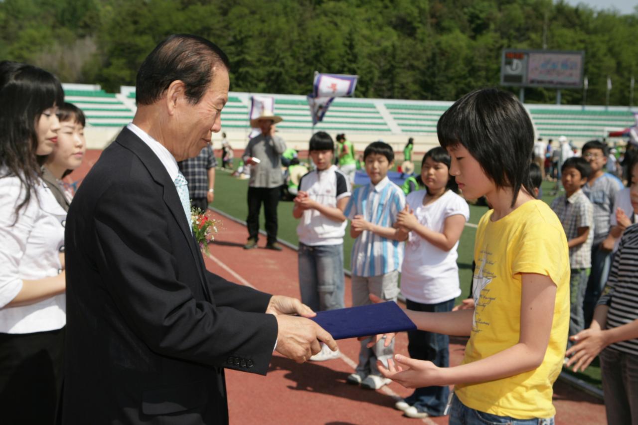 어린이들에게 상장을 수여하고 계시는 시장님9