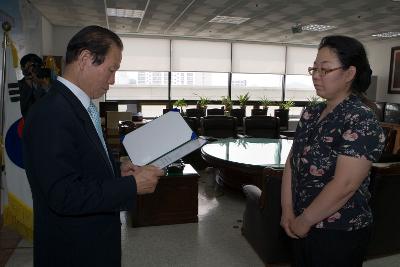 백일장대회 장원에게 상장을 수여하고 계신 시장님1