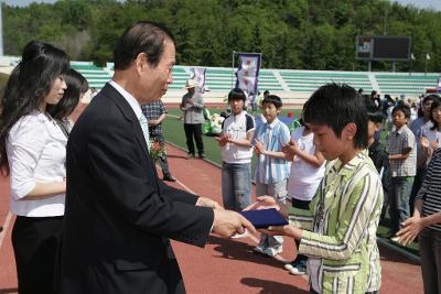 어린이들에게 상장을 수여하고 계시는 시장님8