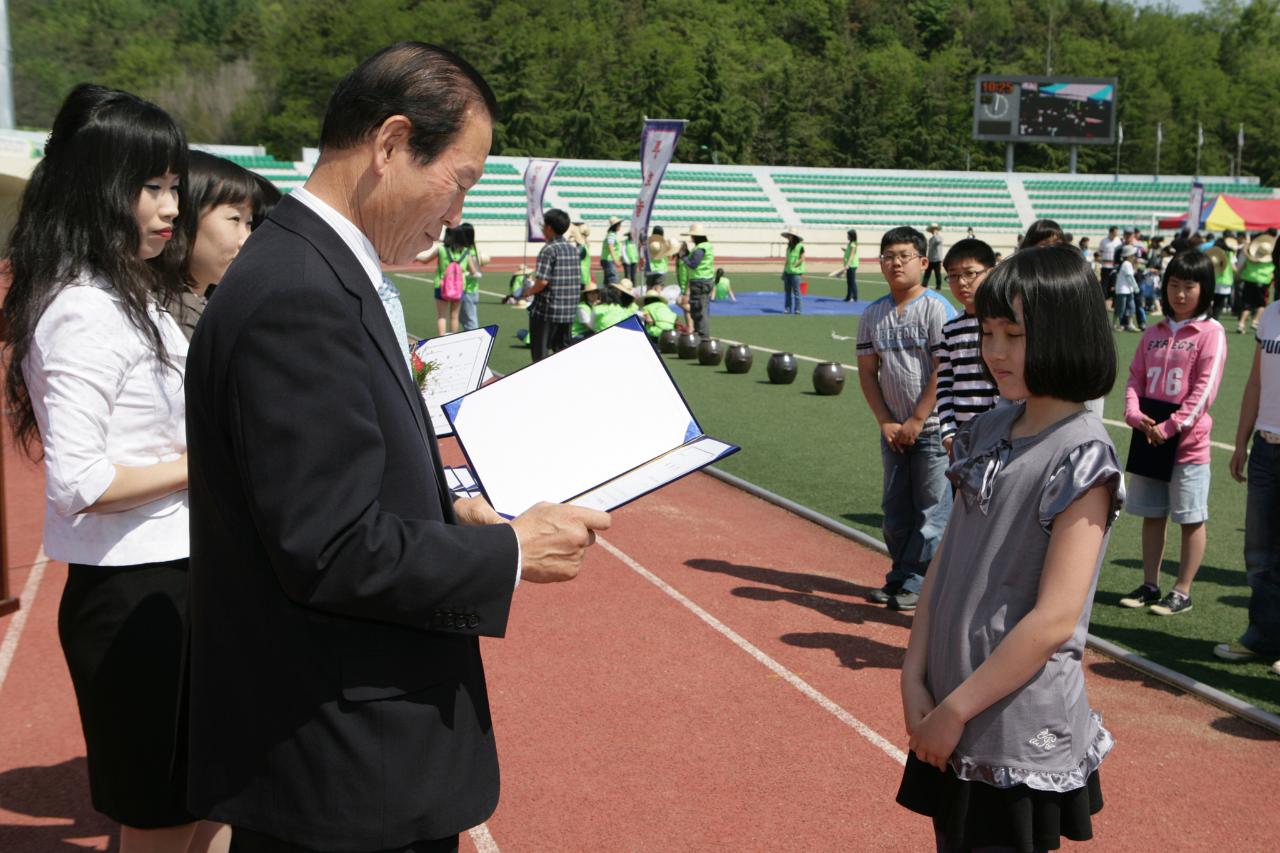 어린이들에게 상장을 수여하고 계시는 시장님19