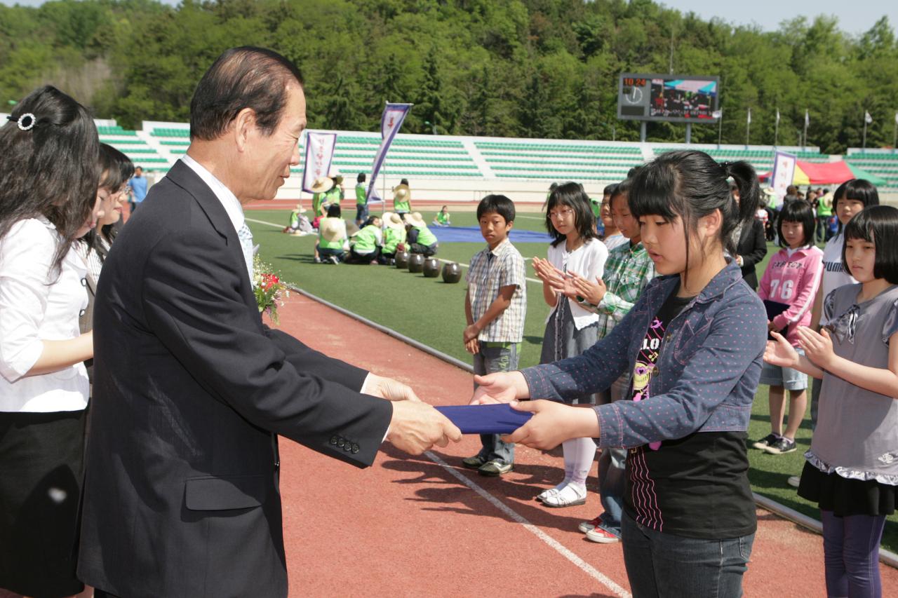 어린이들에게 상장을 수여하고 계시는 시장님15