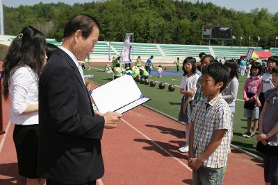 어린이들에게 상장을 수여하고 계시는 시장님16