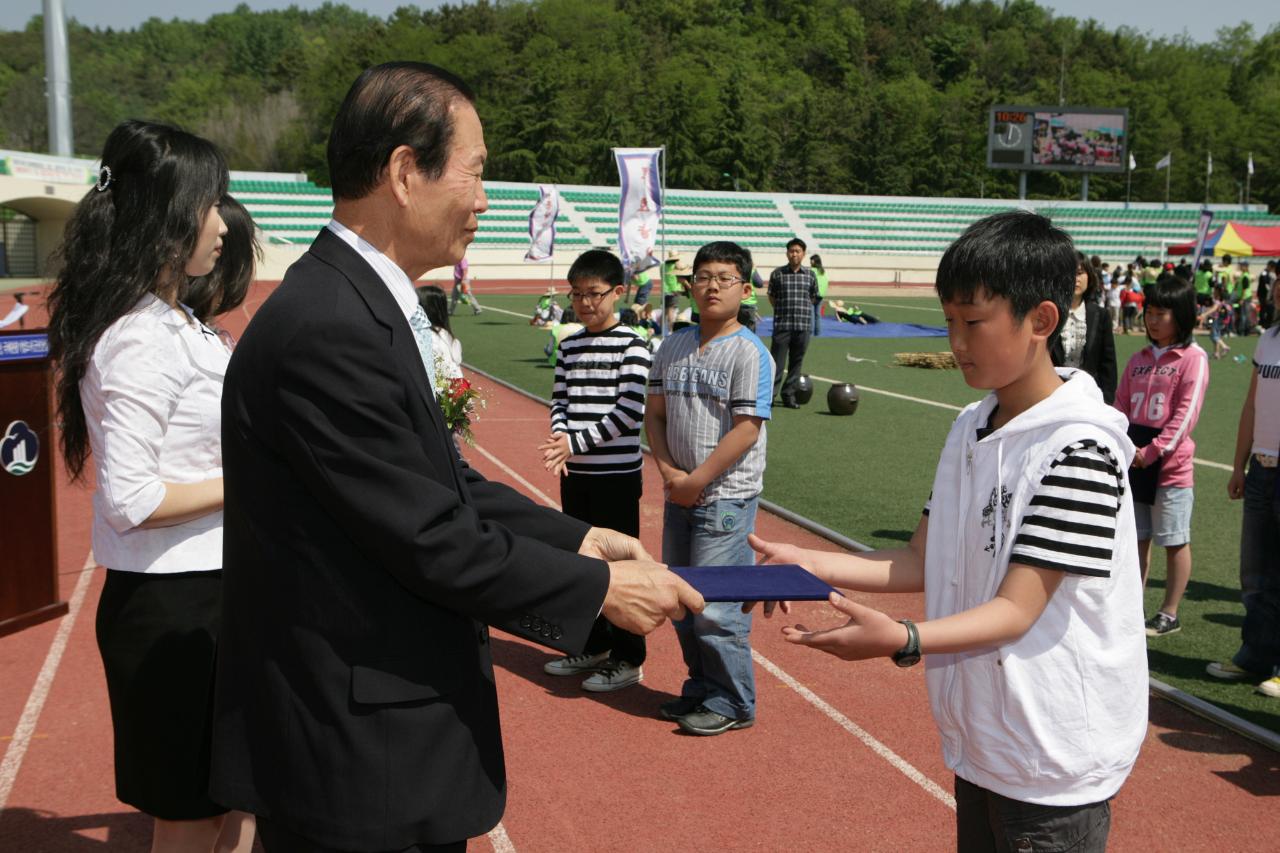 어린이들에게 상장을 수여하고 계시는 시장님4