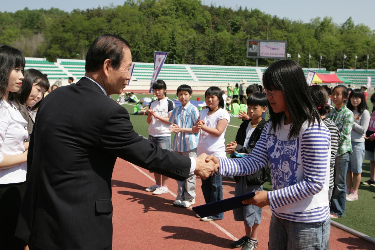 어린이들에게 상장을 수여하고 계시는 시장님5