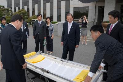 욕조를 밖에 놓고 설명하고 계신 관련인사와 듣고 계신 시장님2