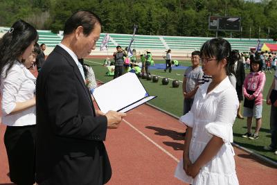 어린이들에게 상장을 수여하고 계시는 시장님20