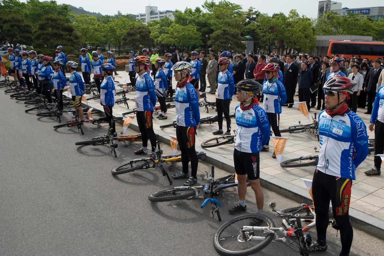 자전거 전국투어 홍보단이 출정식에서 자전거를 옆에 누이고 뒷짐을 지고 서있는 모습2