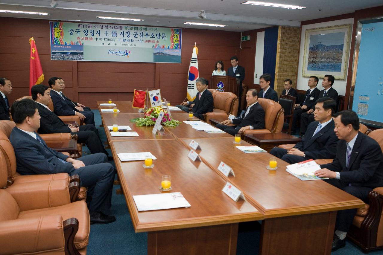 자리에 앉아 말씀을 나누고 계시는 시장님과 임원들2