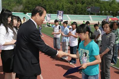 어린이들에게 상장을 수여하고 계시는 시장님12