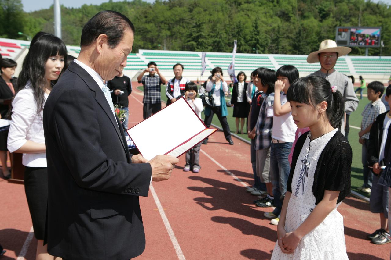 어린이들에게 상장을 수여하고 계시는 시장님1