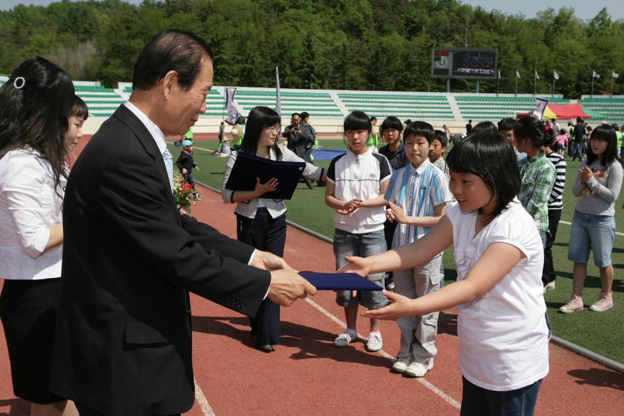 어린이들에게 상장을 수여하고 계시는 시장님12