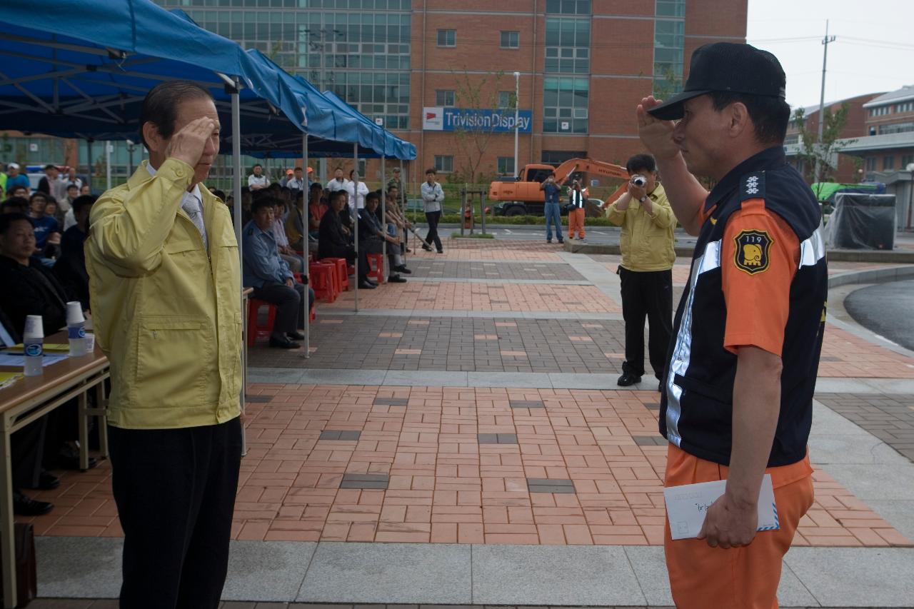 구조대원과 경례를 하는 시장님