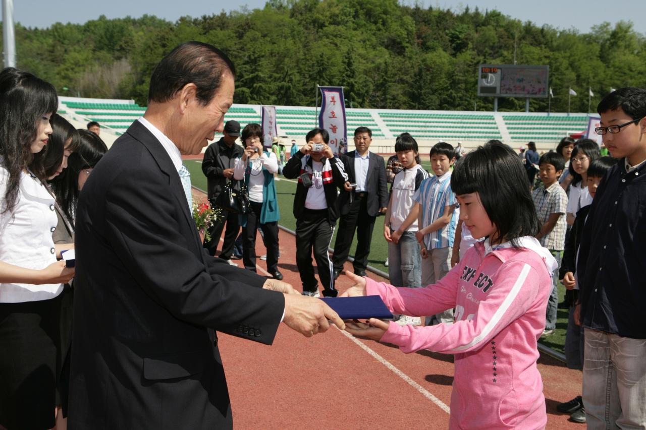 어린이들에게 상장을 수여하고 계시는 시장님5