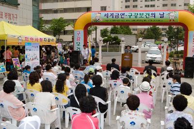 앞에서 말씀하고 계신 관련인사와 듣고 계신 사람들1