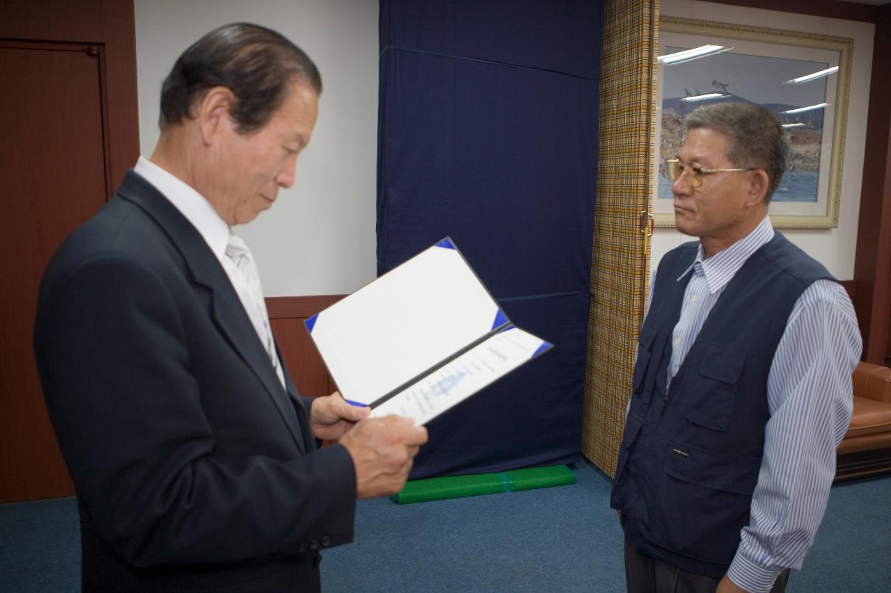 개인택시운송사업 면허증을 교부하고 계신 시장님1