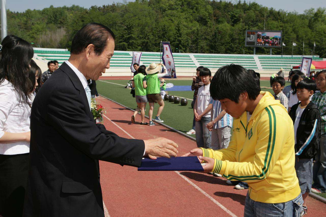 어린이들에게 상장을 수여하고 계시는 시장님9