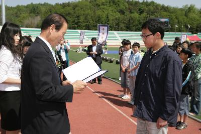 어린이들에게 상장을 수여하고 계시는 시장님6