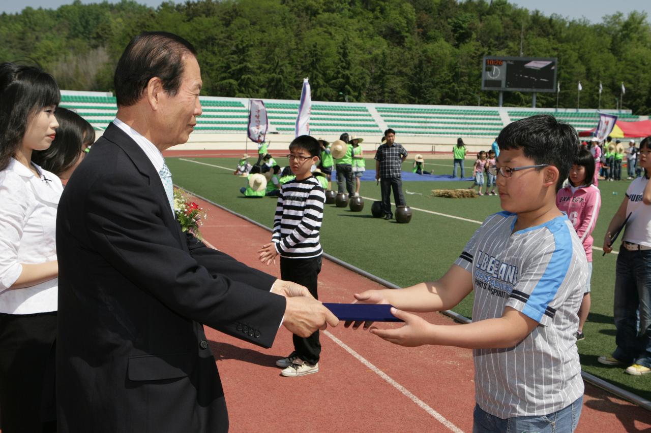 어린이들에게 상장을 수여하고 계시는 시장님5