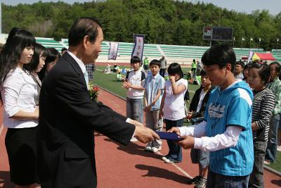 어린이들에게 상장을 수여하고 계시는 시장님6