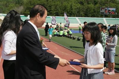 어린이들에게 상장을 수여하고 계시는 시장님17