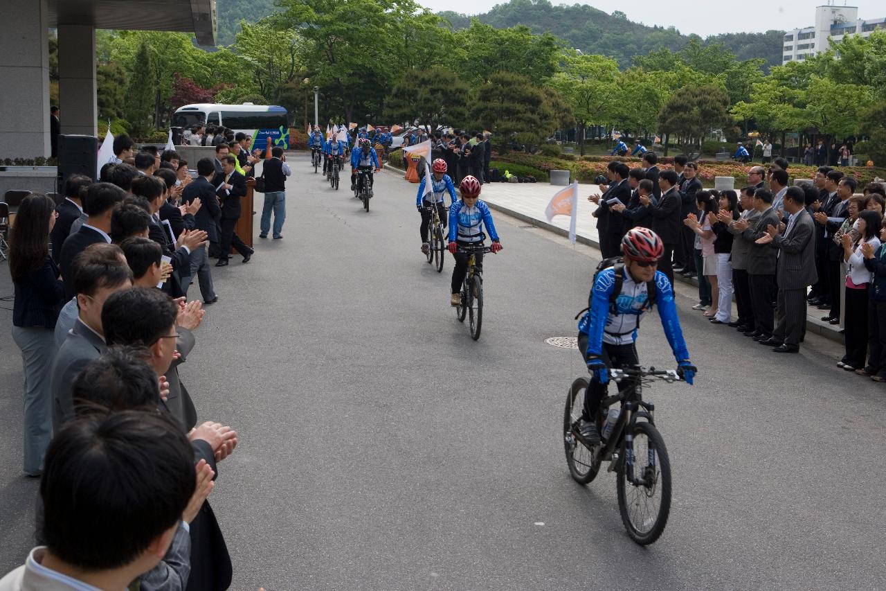 자전거를 타고 떠나고 있는 홍보단과 박수를 치며 보고 있는 임원들3