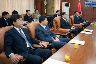 자리에 앉아 말씀을 나누고 계시는 시장님과 임원들3