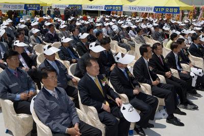 자리에 앉아 똑같은 모자를 쓰고 앞을 보며 듣고 계시는 관련인사들