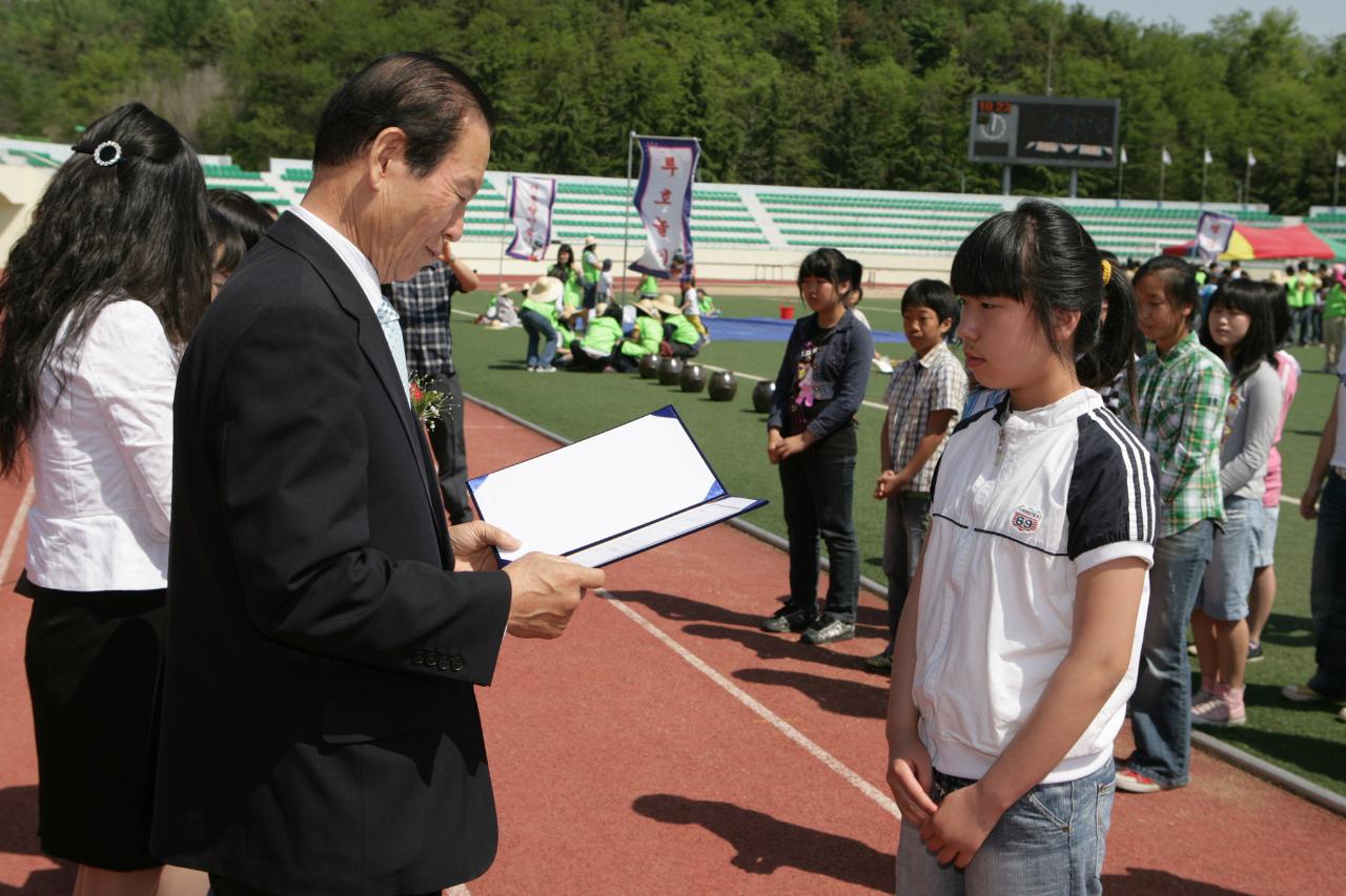 어린이들에게 상장을 수여하고 계시는 시장님13