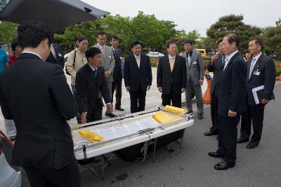 욕조를 밖에 놓고 설명하고 계신 관련인사와 듣고 계신 시장님5