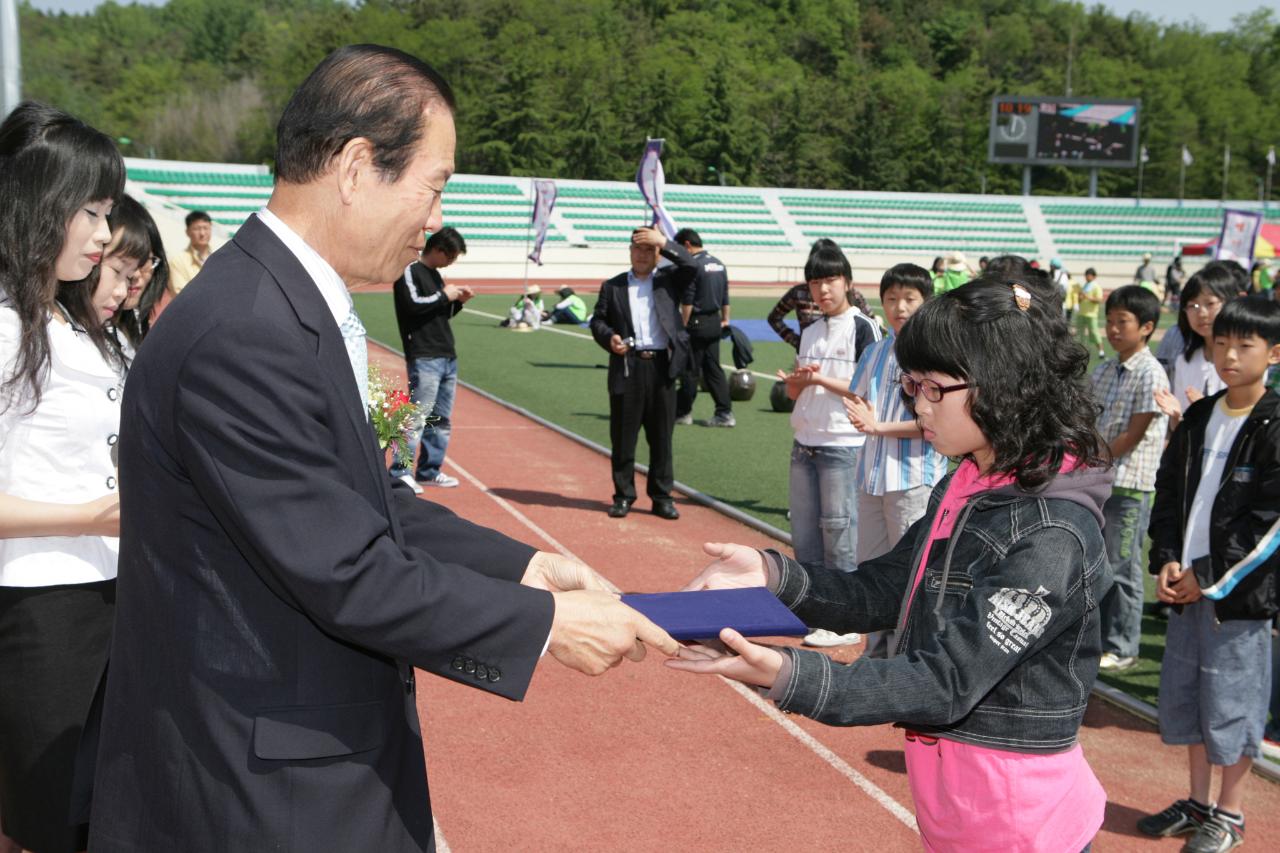 어린이들에게 상장을 수여하고 계시는 시장님8