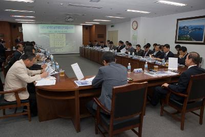 장기종합발전계획 최종보고회를 하기 위해 자리에 앉아 계신 시장님과 임원들3