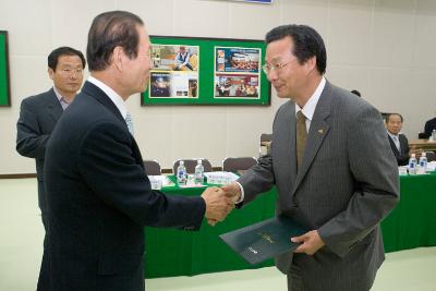 상장을 수여하며 악수를 하고 계신 시장님1